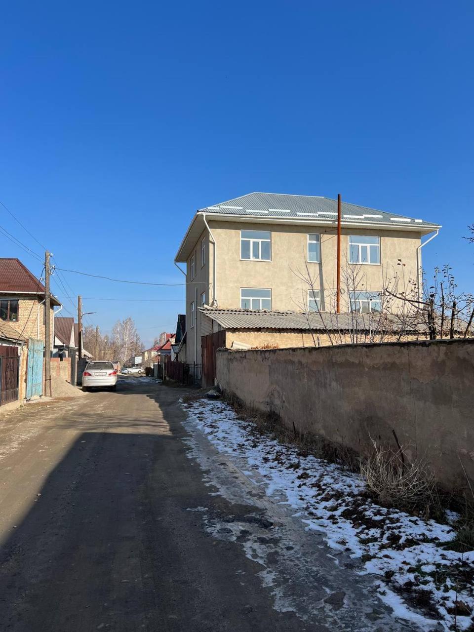 Emir Guest House In Karakol Eksteriør billede