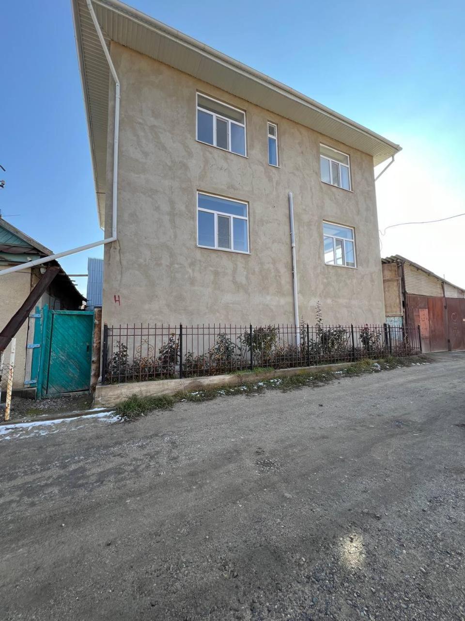Emir Guest House In Karakol Eksteriør billede