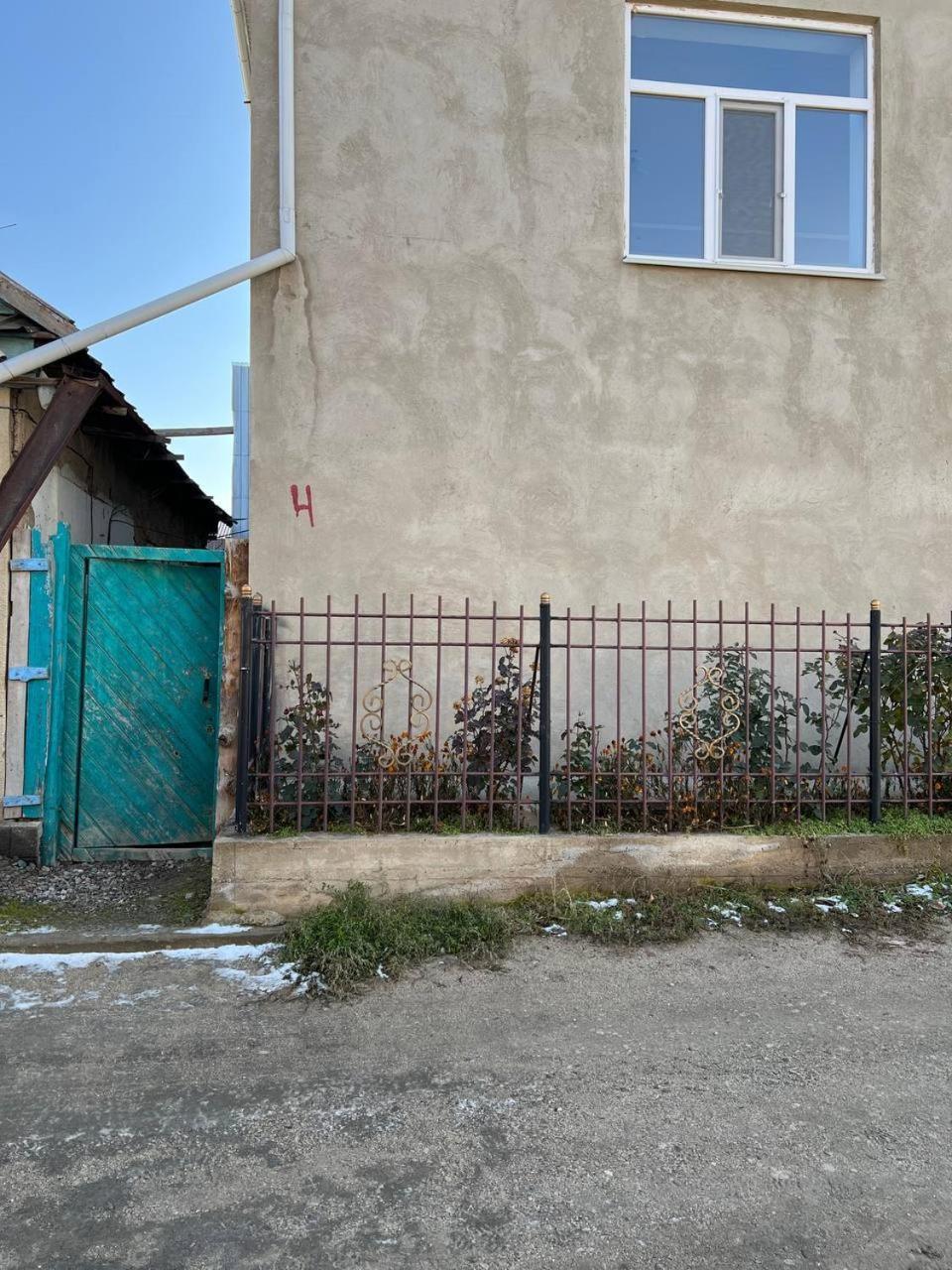 Emir Guest House In Karakol Eksteriør billede