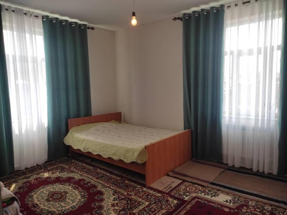 Emir Guest House In Karakol Eksteriør billede